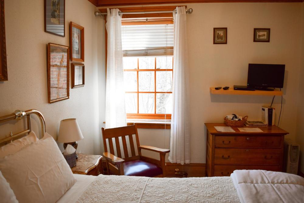 Budget Queen Room interior